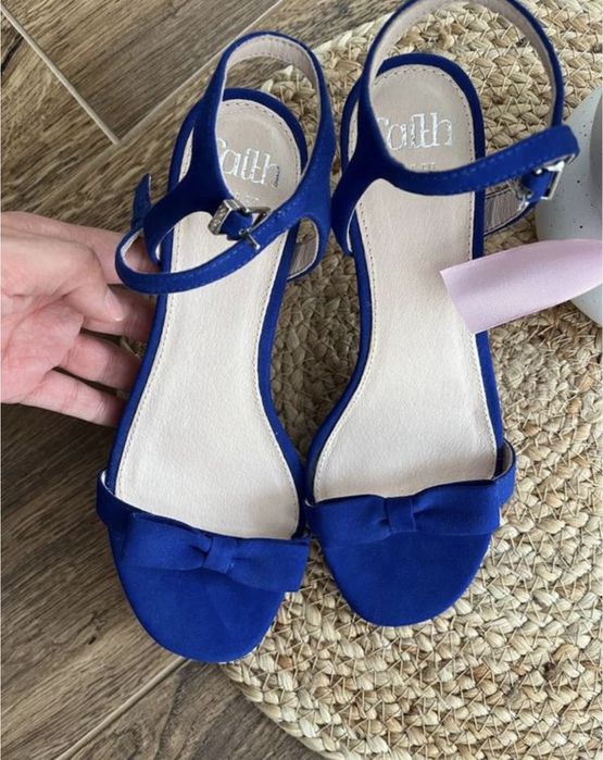 Босоніжки з бантиком на підборах