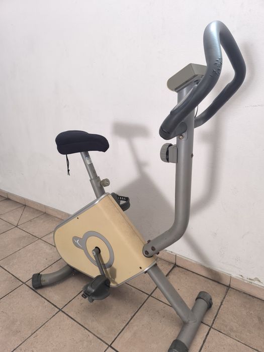 Bicicleta fixa ginásio