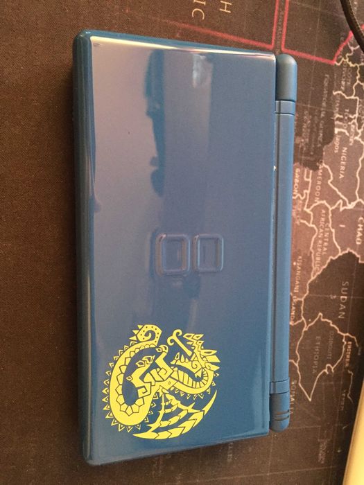 Nintendo DS с играми, стилус и зарядка