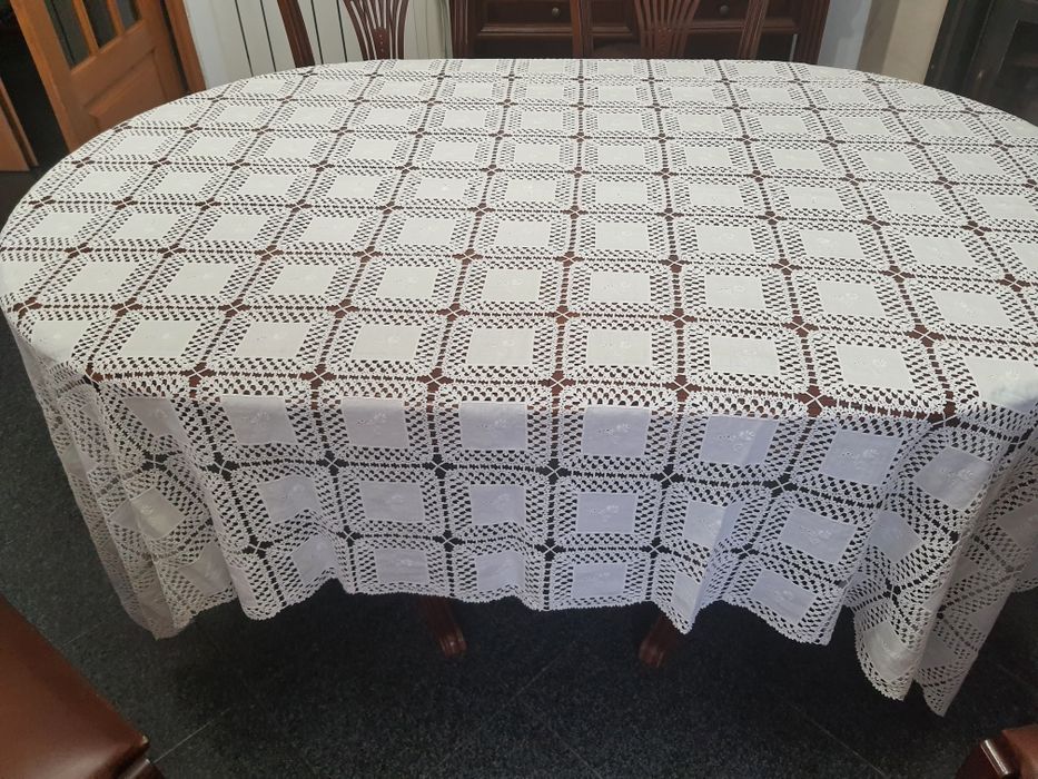 Toalha de mesa de renda e bordada