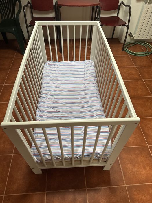 Berço branco com colchão lençóis incluídos