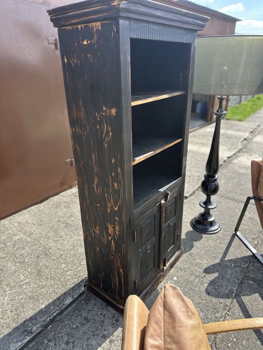 Drewniany stylowy regał