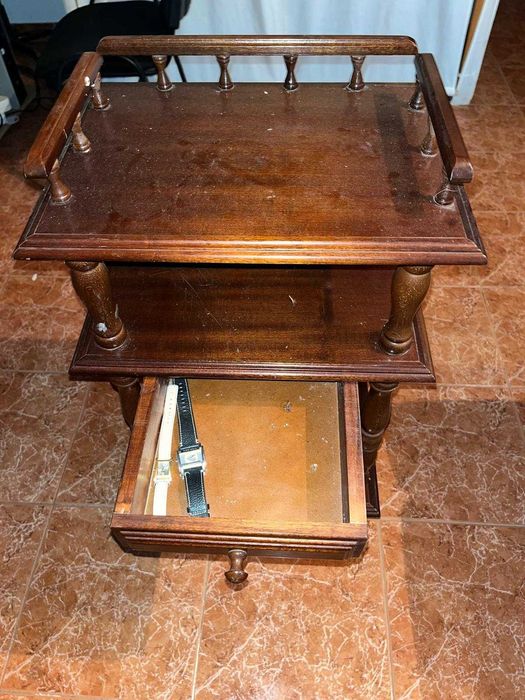Mesa de apoio clássica em madeira