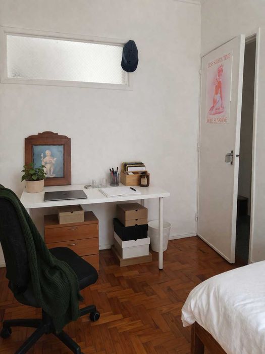 Quarto com vista para ponte 25 de abril, zona tranquila e segura.