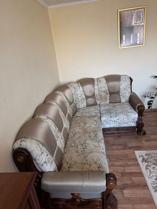 Кутовий двомісний диван у вітальню