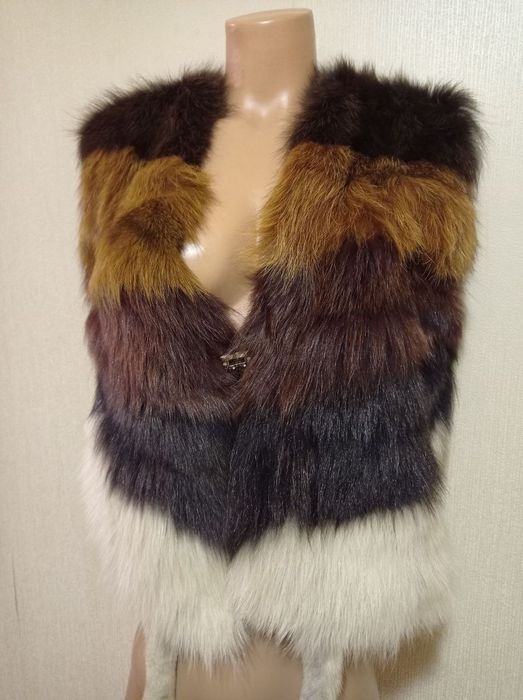 Меховая жилетка.