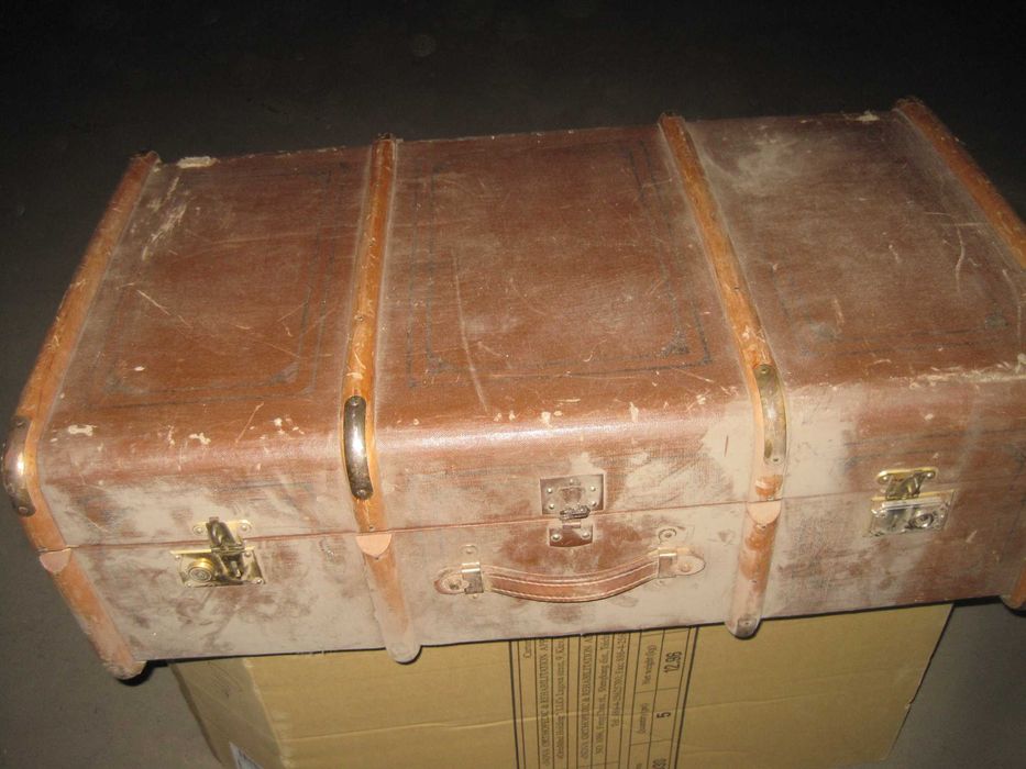 Продам велику антикварну валізу - 90 см на 50 см на 30 см