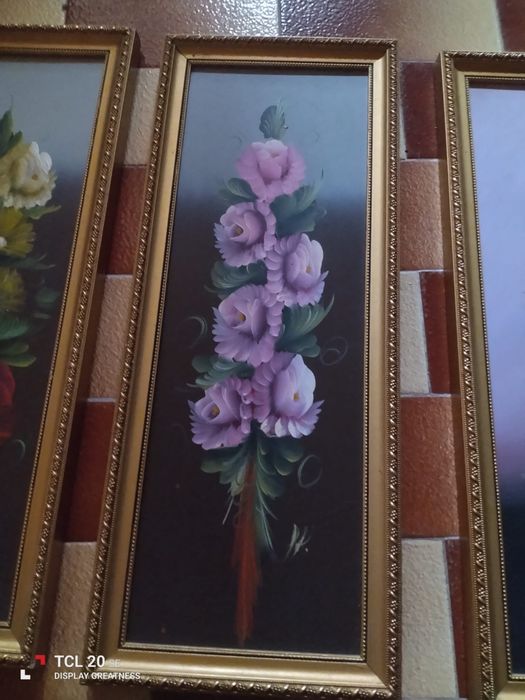 Três quadros com motivos florais