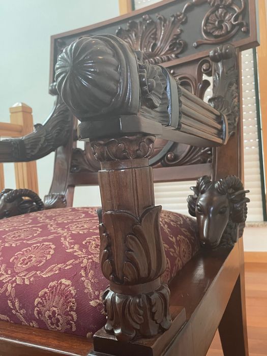 Cadeirão estilo gótico espanhol