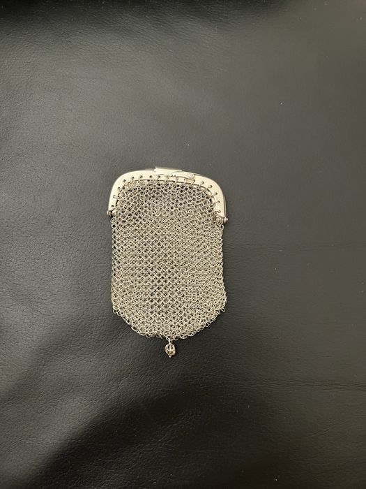 Prata maciça, bolsa e pulseira.