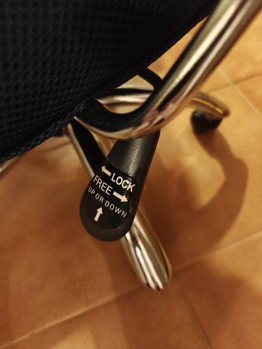 Cadeira de escritório regulável, como nova