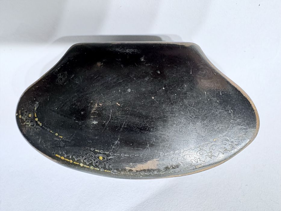 Pequena antiga caixa de rapé - snuff box - lacada em charão