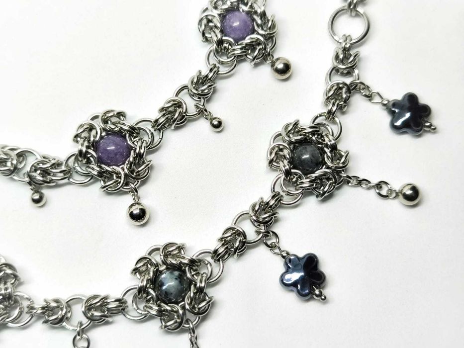 Choker z ciemnym labradorytem i ceramicznymi kwiatuszkami granatowymi