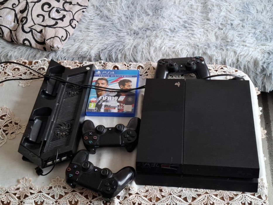 Play Station 4 + pady