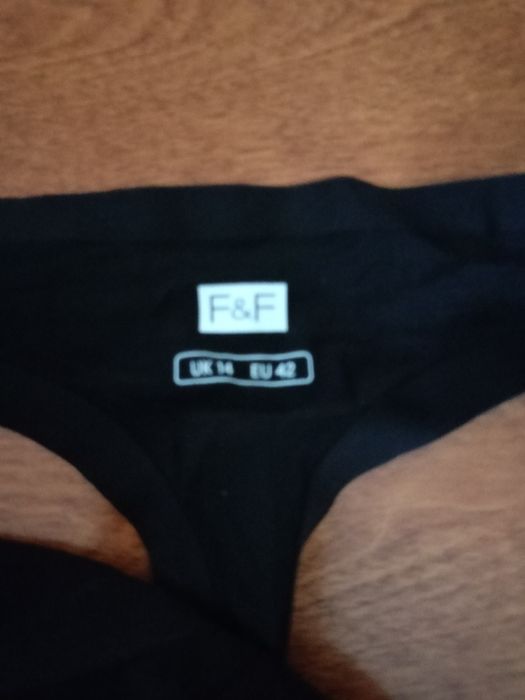 Nowe czarne stringi.