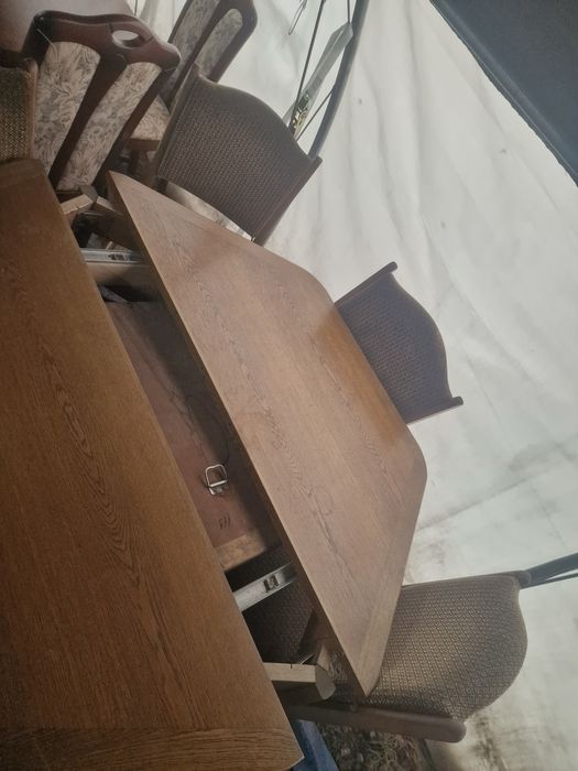 Sześciokątny stół z krzesłami.