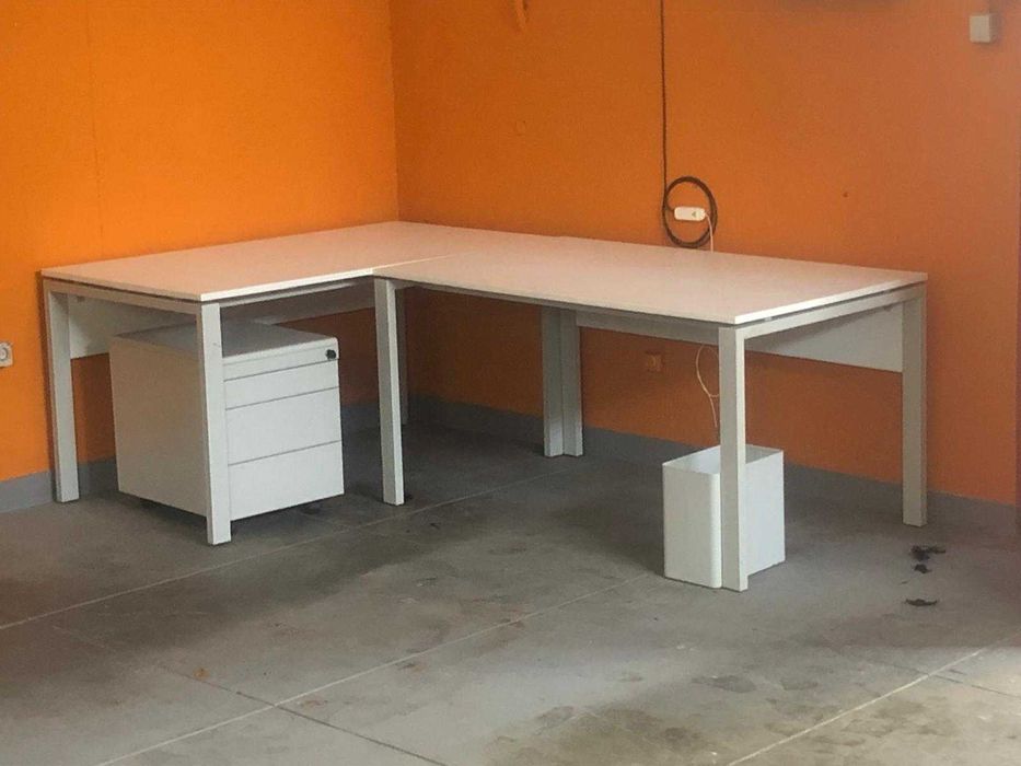 Secretária para sala de trabalho, incluindo mesinha com gavetas. Cadeira à parte