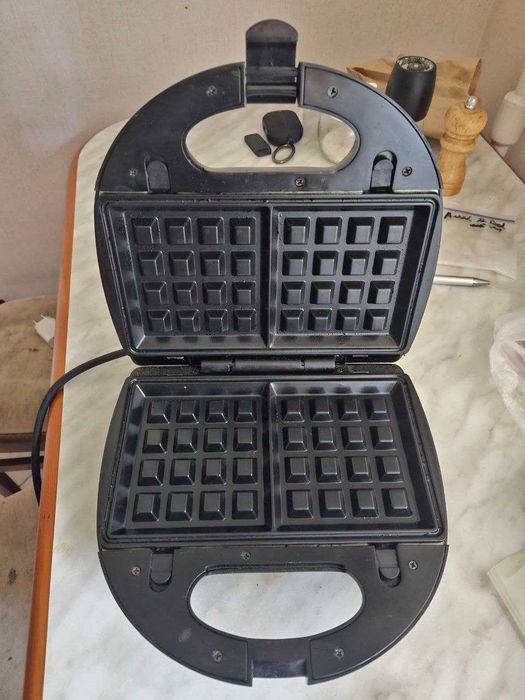 Бутербродниця вафельниця Russell Hobbs