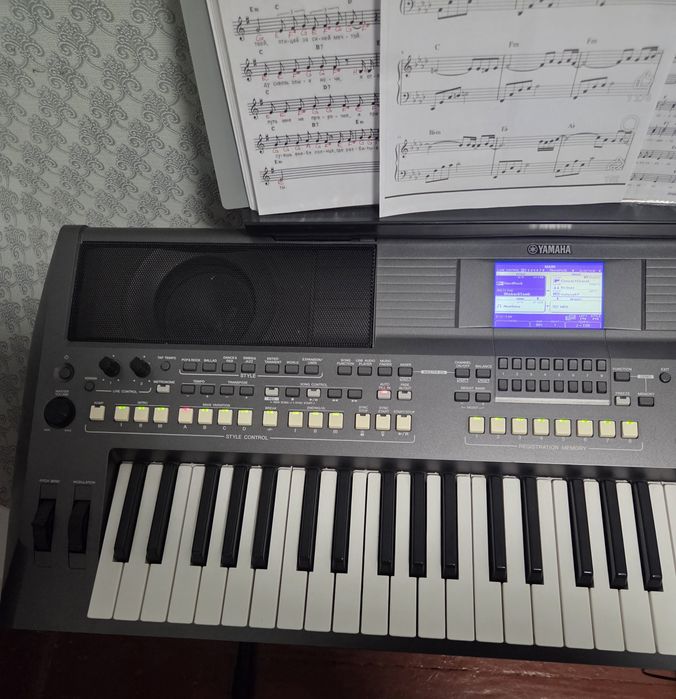 Продам синтезатор Yamaha PSR S670