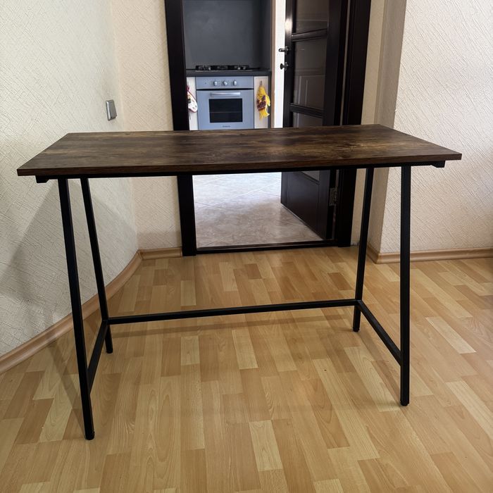 Стіл  письмовий.