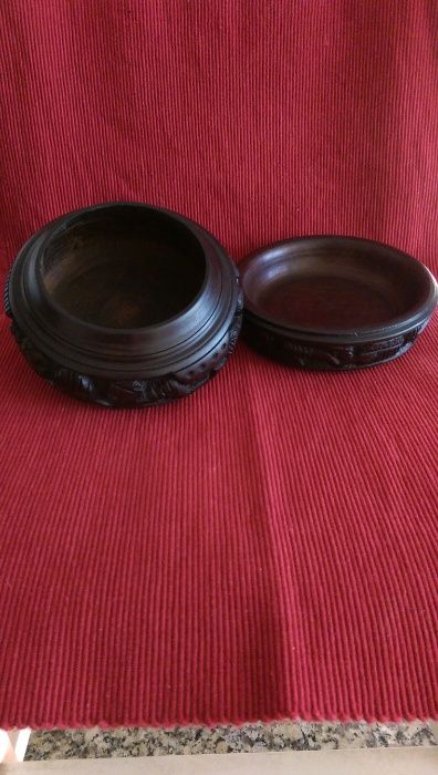 caixa antiga em madeira ricamente trabalhada portes grátis. C.R.