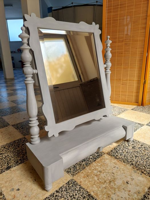 Toucador com espelho e gaveta
