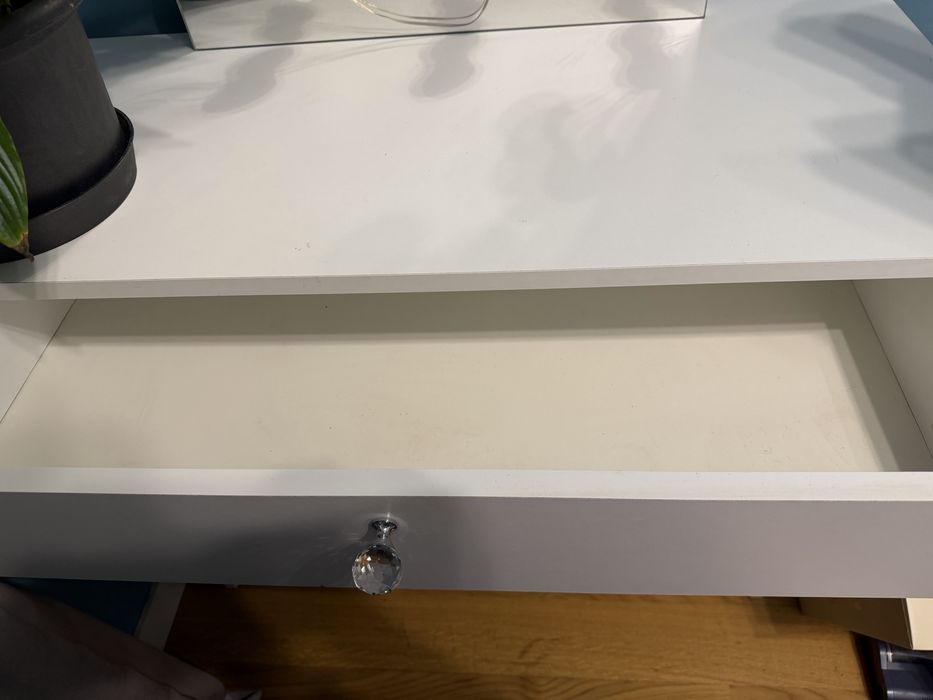 Biała toaletka z taboretem
