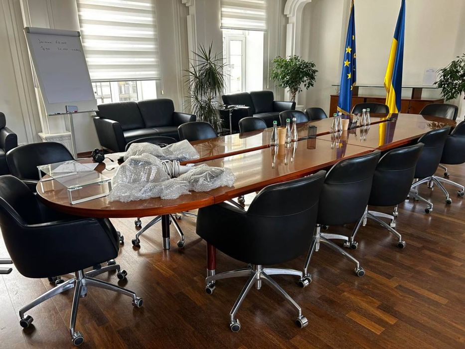 РОЗПРОДАЖ офісні меблі крісла стільці тумби шафи