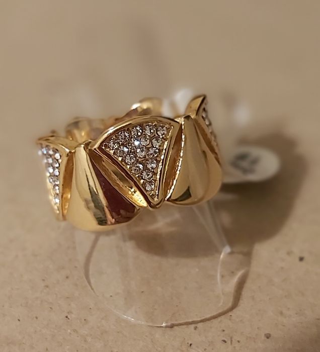 Anel dourado em aço inoxidável. Só T18