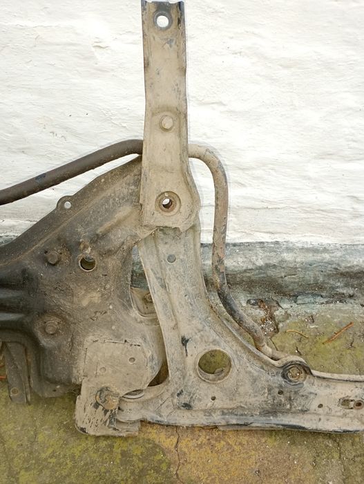 Підрамник передня балка гольф 3.  1, 4