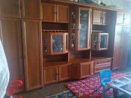 Стена из натурального красного дерева
