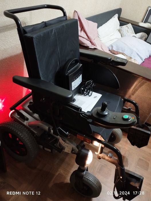 Нова  коляска для людей з проблемами руху,з електроприводом Stream Inv