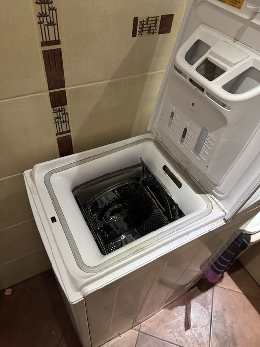 Pralka Whirlpool otwierana od góry .