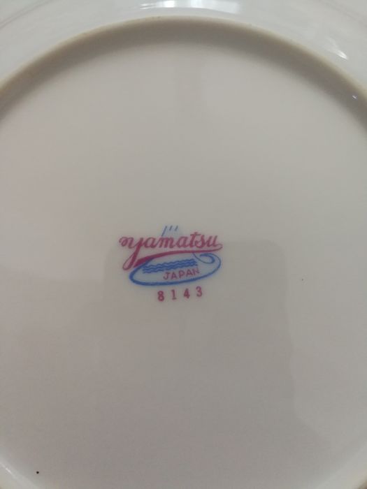 Порцелянові тарілки