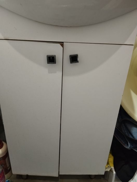 Умивальник з тумбочкою.