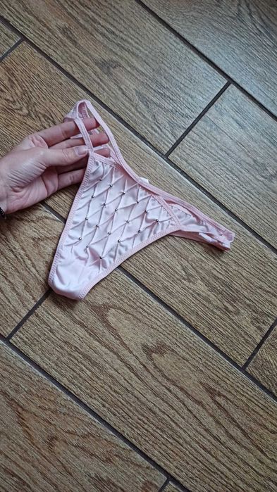 Ozdobne różowe stringi r. XL