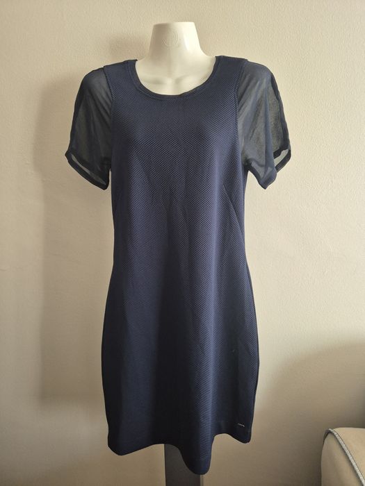 Vestido Azul Escuro Tommy Hilfiger

Mangas em azul tranparente
Fecho n