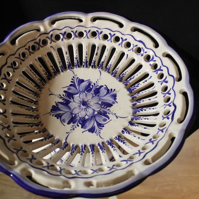 Fruteira em cerâmica portuguesa tradicional, pintada à mão