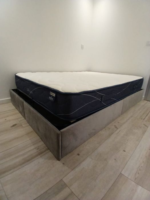 Cama queen size colchão molaflex junto com uma base