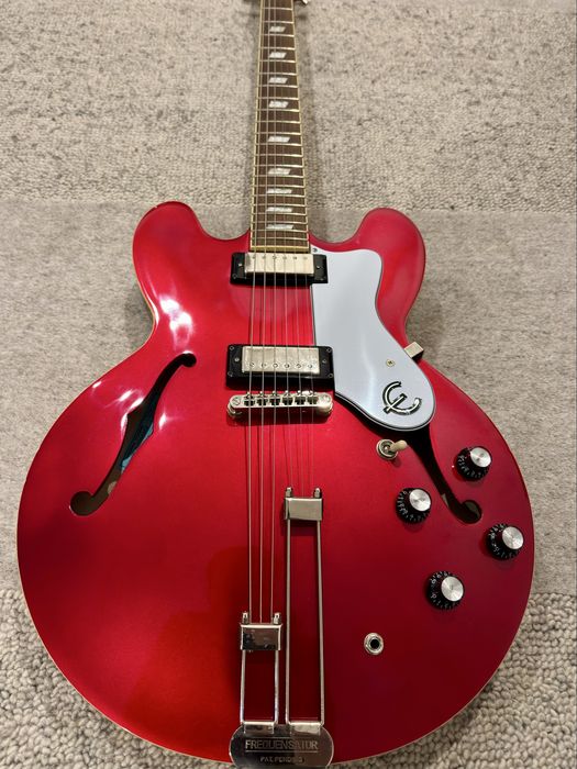Epiphone Riviera - Sparkling Burgundy com mini-humbuckers.