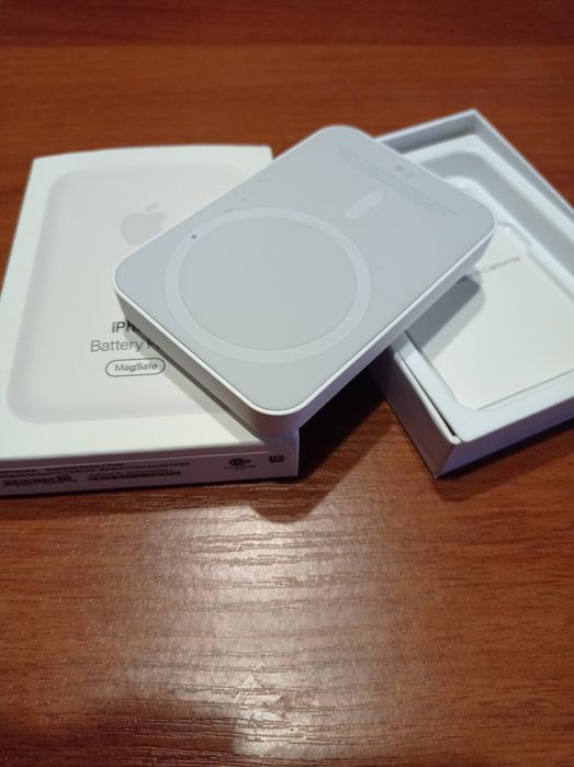 Продам повербанк до айфона.