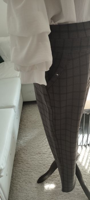 Sprzedam spodnie w kratkę włoskiej produkcji . Polecam !
