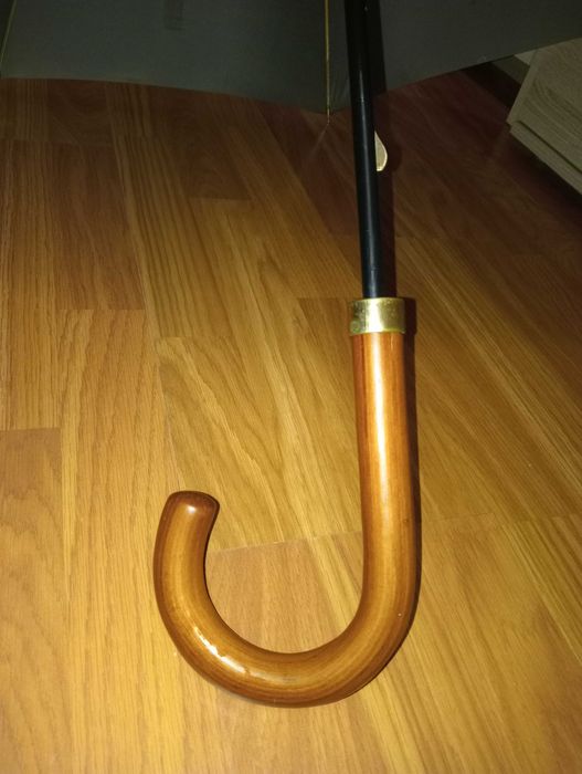 Guarda-chuva cinzento com cabo em madeira