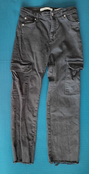 Czarne spodnie damskie bojówki.