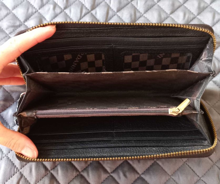 Używany czarny porfel - lakierowana skóra ekologiczna - cyrkonie