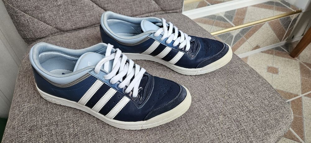 Продам женские кроссовки Adidas  р.37