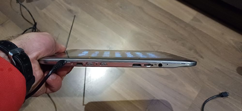 Tablet i samochodowy telewizor