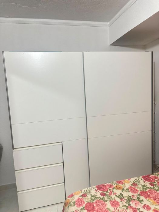 Roupeiro Branco Moderno com Portas de Correr – Excelente Estado