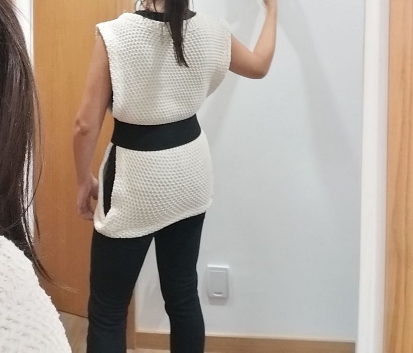 Camisola em malha trabalhada, com possibilidade de incluir o cinto
