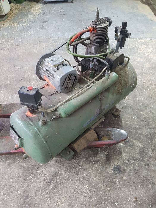 Sprężarka, kompresor powietrza tłokowy.